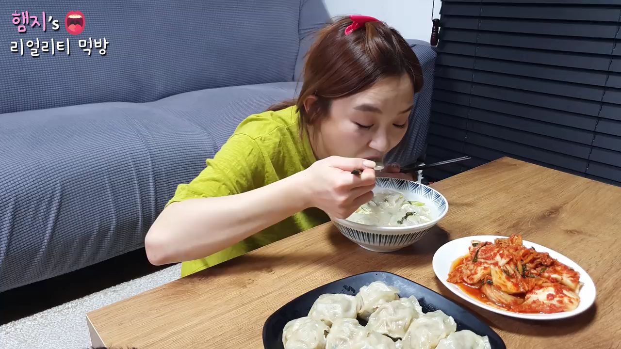 【Hamzy】韩国小姐姐真实吃播: )用亲手做的饺子作年糕饺子汤(自家腌制的泡菜)